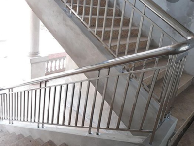 Làm lan can cầu thang inox giá rẻ