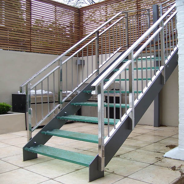 Thi công cầu thang inox quận 12: giá cả thi công hợp lý 