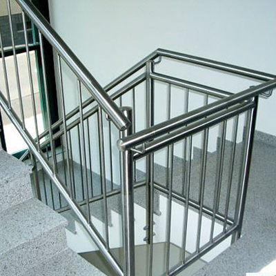 Cầu thang inox trụ tròn thanh tròn 