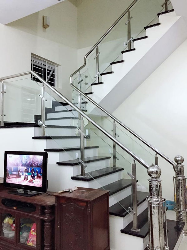 Thi công cầu thang inox đa dạng mẫu mã tại quận 12