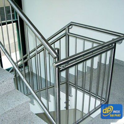 Cầu thang inox trụ tròn thanh tròn 