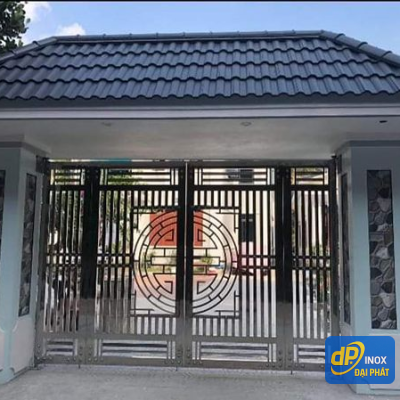 Mẫu cửa cổng inox sang trọng họa tiết 2025